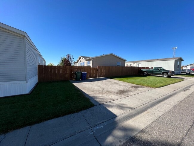 Foto del edificio - 3 Bedroom 2 Bath Modular Home with Many Amenities & Storage Shed