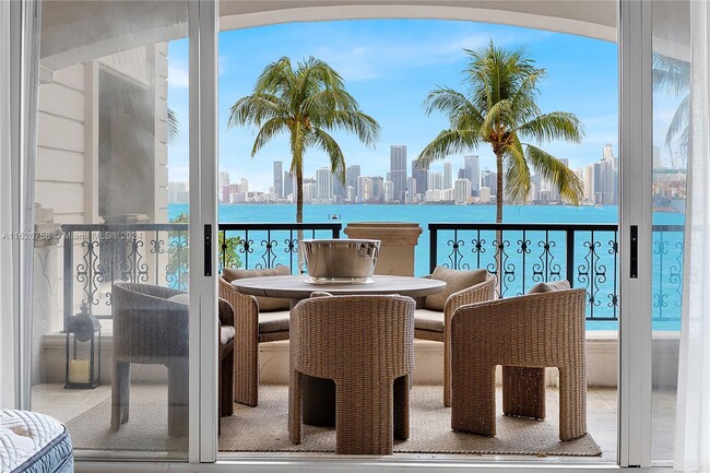 Foto del edificio - 5325 Fisher Island Dr