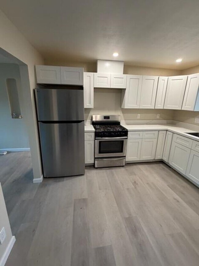 Foto del edificio - Totally remodeled 3 bedroom 2 bathroom sin...