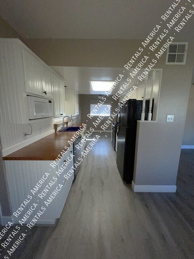 Foto del edificio - 6924 E Cheery Lynn Rd