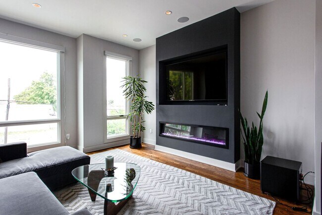 Building Photo - Gorgeous 3 BDRM / 3.5 BTH Executive Reside...