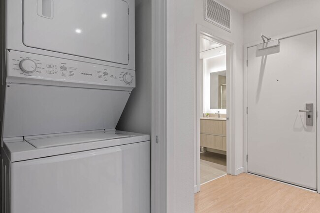 Foto del edificio - 5875 1/4 Interceptor St.-Prestige Suite 40...