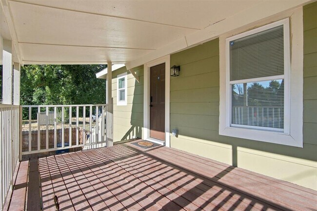 Building Photo - 539 N Louisa Ave