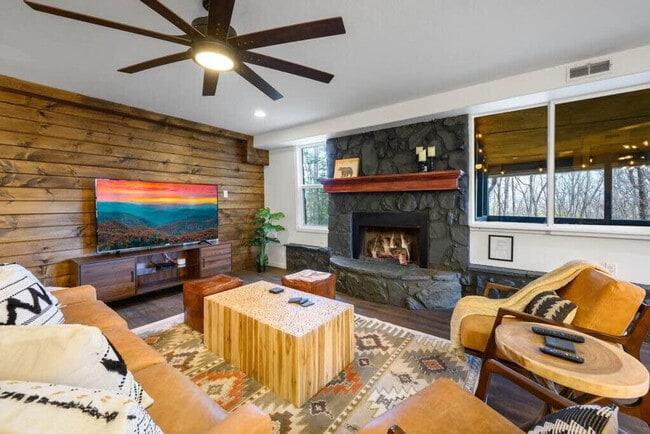 Building Photo - 578 Mountain Dr