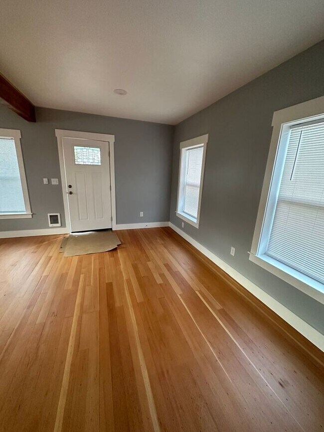 Foto del edificio - Beautifully remodeled 3 Bedroom 1 3/4 bath Home in Tacoma!
