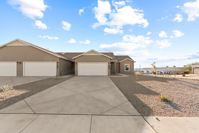 Foto del edificio - $400 off your first months rent*** Newer 4 bedroom Townhome Available now!