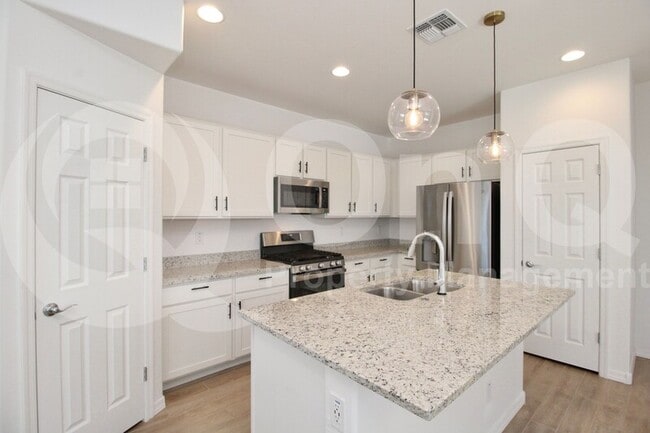 Building Photo - 5814 W Wood St