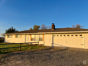 Building Photo - 1209 NE Brown Dr