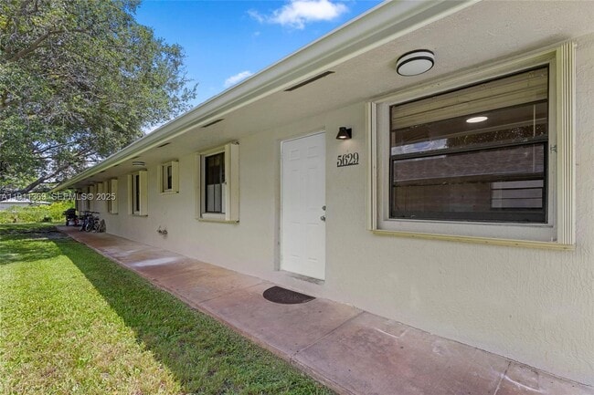 Foto del edificio - 5629 Taft St