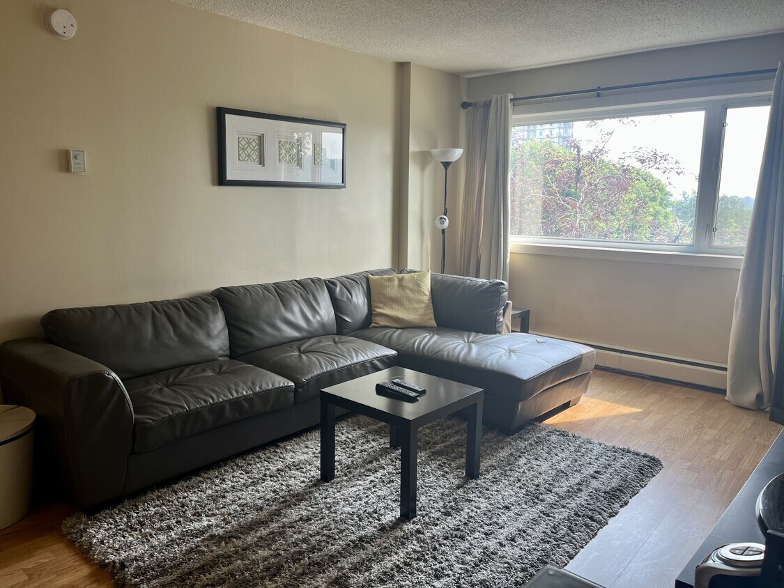 Photo principale - 9710-105 105 St NW