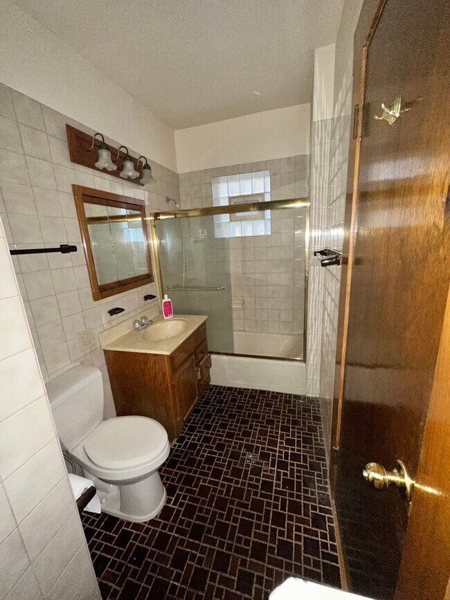 Bathroom - 6631 N Glenwood Ave