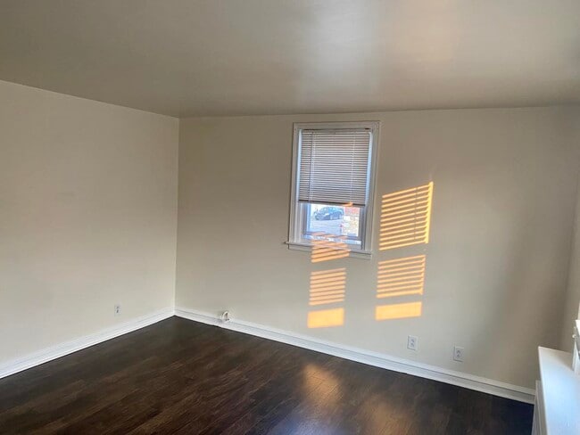 Livingroom - 4345 Oakmont St