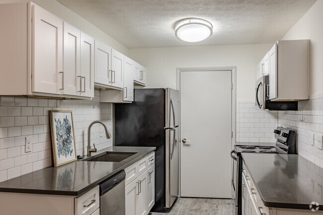 3BR, 2BA - 1200SF - Kitchen - Icon Avondale Apartments