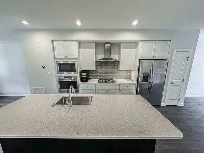 Building Photo - Stunning 3 Bed 3.5 Bath Townhome With Atta...