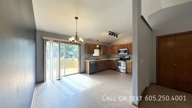 Building Photo - Westside Wonder 3 Bedroom 2 Bathroom Home