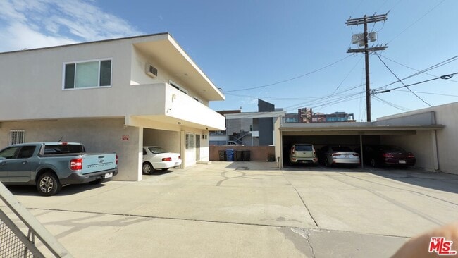 Building Photo - 975 S Kingsley Dr