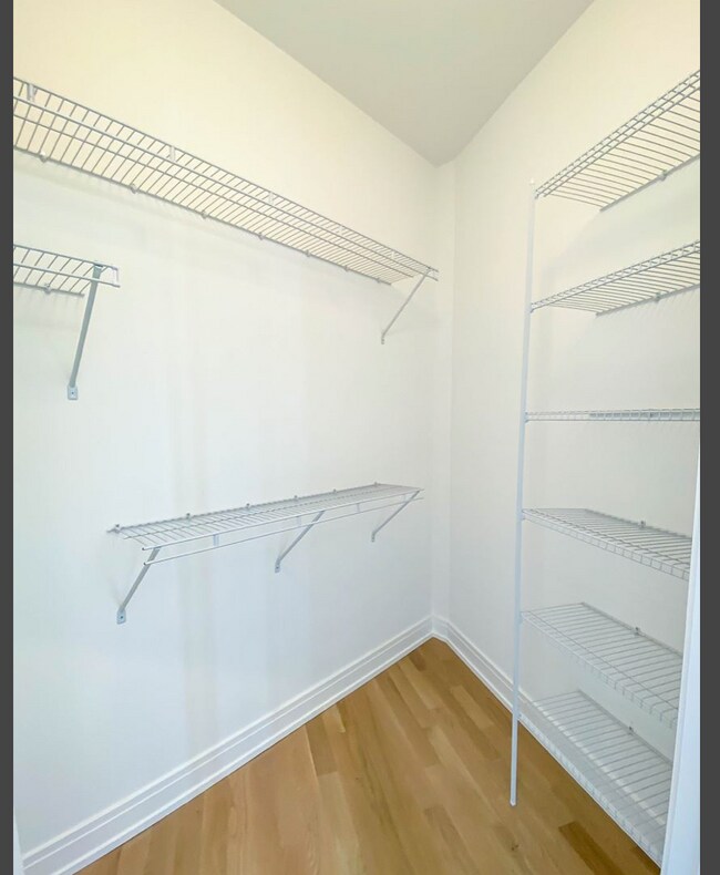 Foto del edificio - 1050 W Cornelia Ave