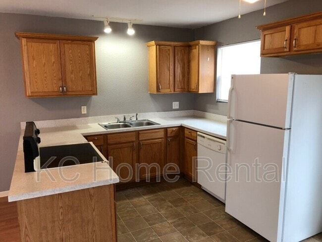 Building Photo - 1003 S Hocker Ave