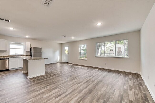 Foto del edificio - 5705 Langley Rd