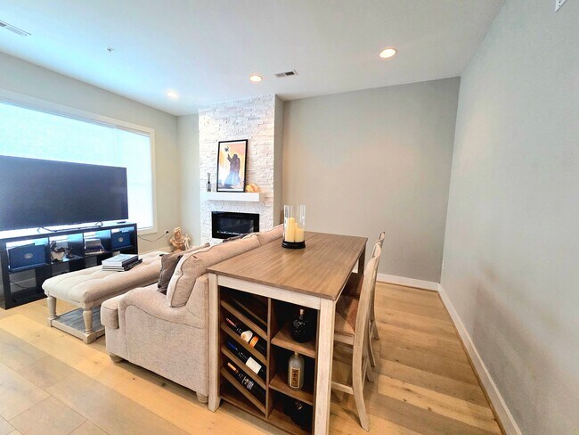 Building Photo - Updated 2 BR/2 BA Condo | Top Floor Living...