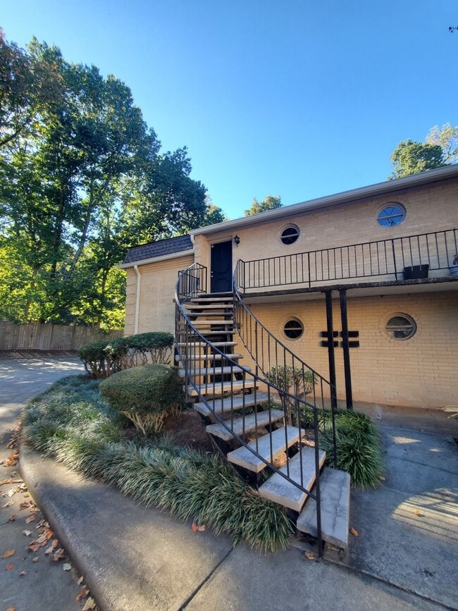 Building Photo - 5400 Roswell Rd