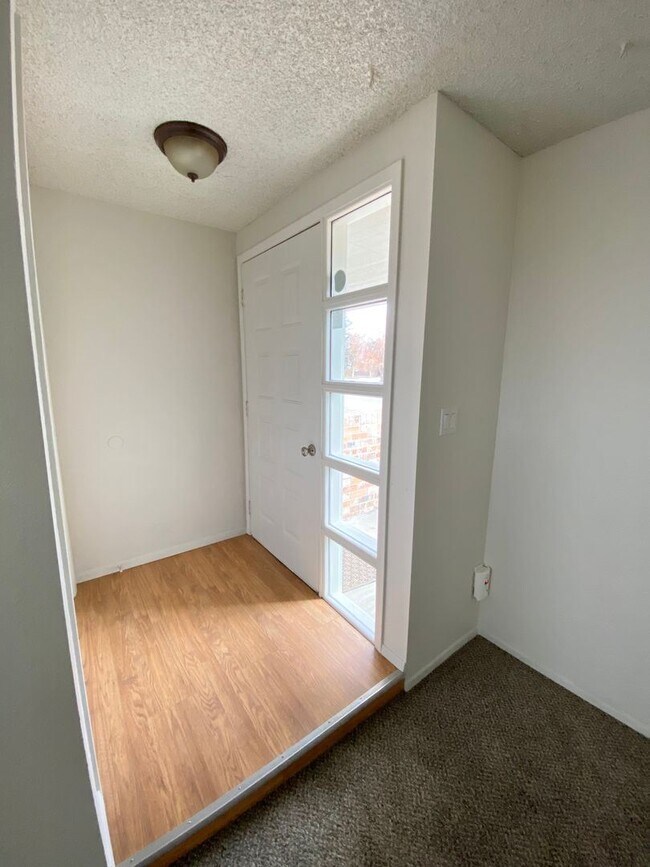 Building Photo - 2 br, 1 bath House - 9657 W Hoff Dr