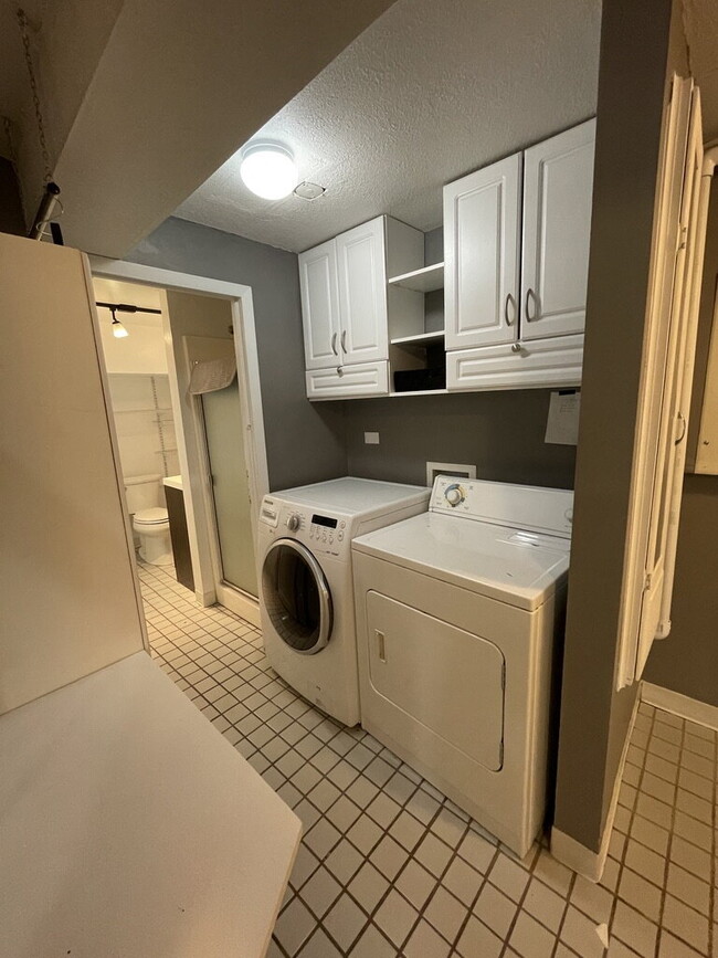 Building Photo - Huge 1 bed duplex near Dwight Merkel Park