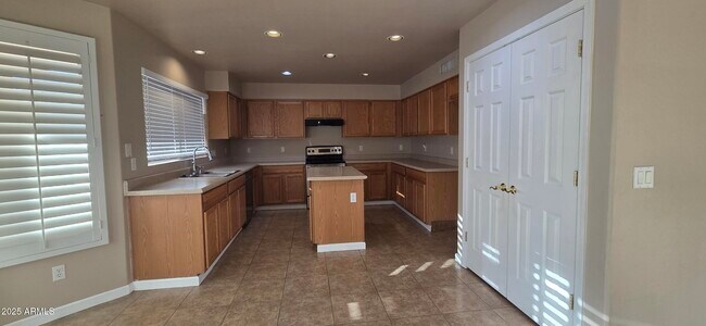 Foto del edificio - 1776 S 156th Ln