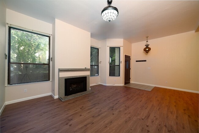 Building Photo - **$1,000 Off Second Month’s Rent!** Modern...