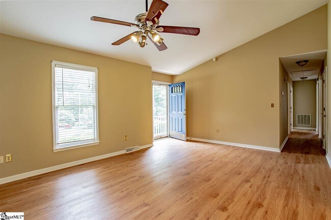 Building Photo - 1062 Summit Dr