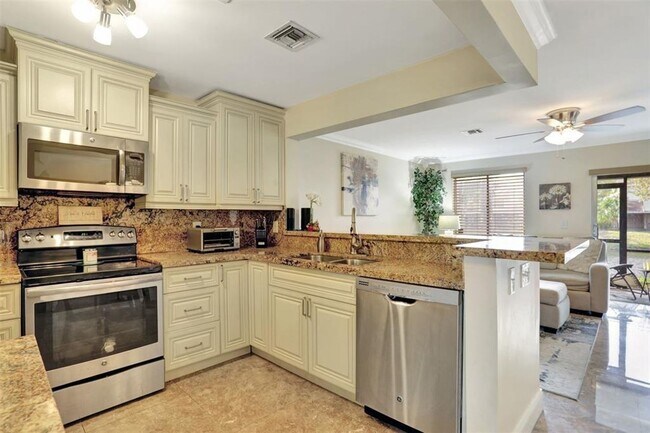 Foto del edificio - 1975 Discovery Cir W