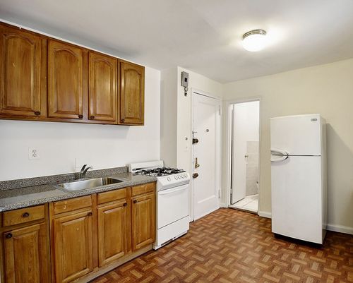 Building Photo - 470 E 70th St