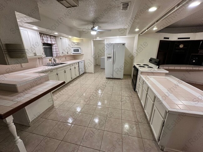Building Photo - Spacious 3 bedroom, 2 bathroom Home. PET FRIENDLY!