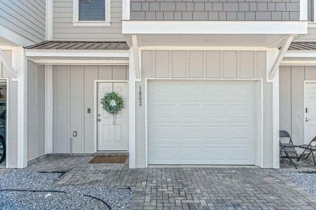 Building Photo - 1802 Stable Ln