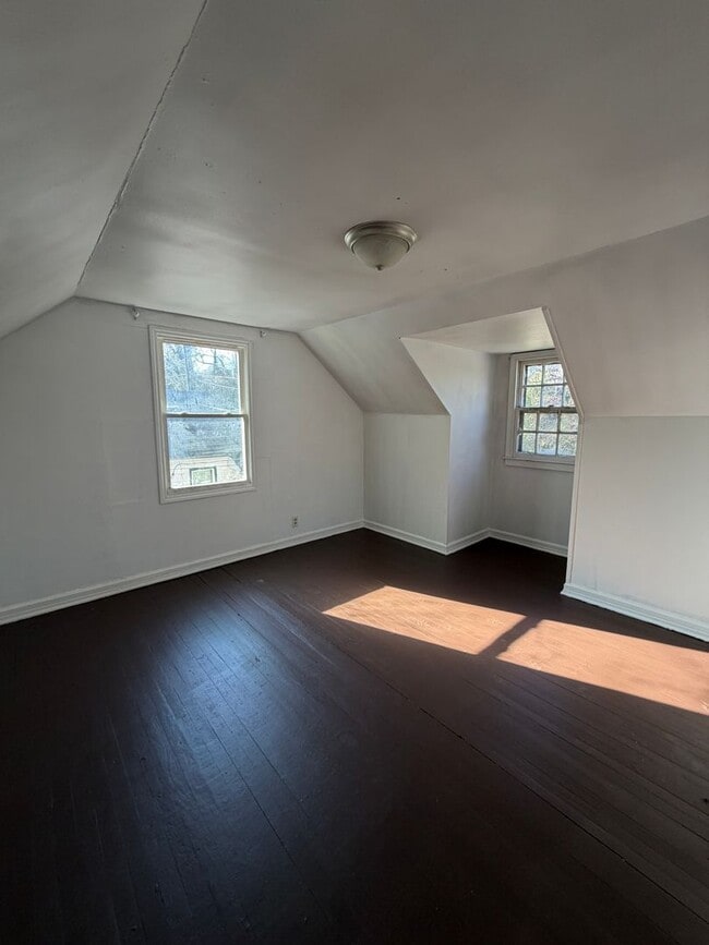 Building Photo - 3 Bed 1 Bath Home with Back Deck