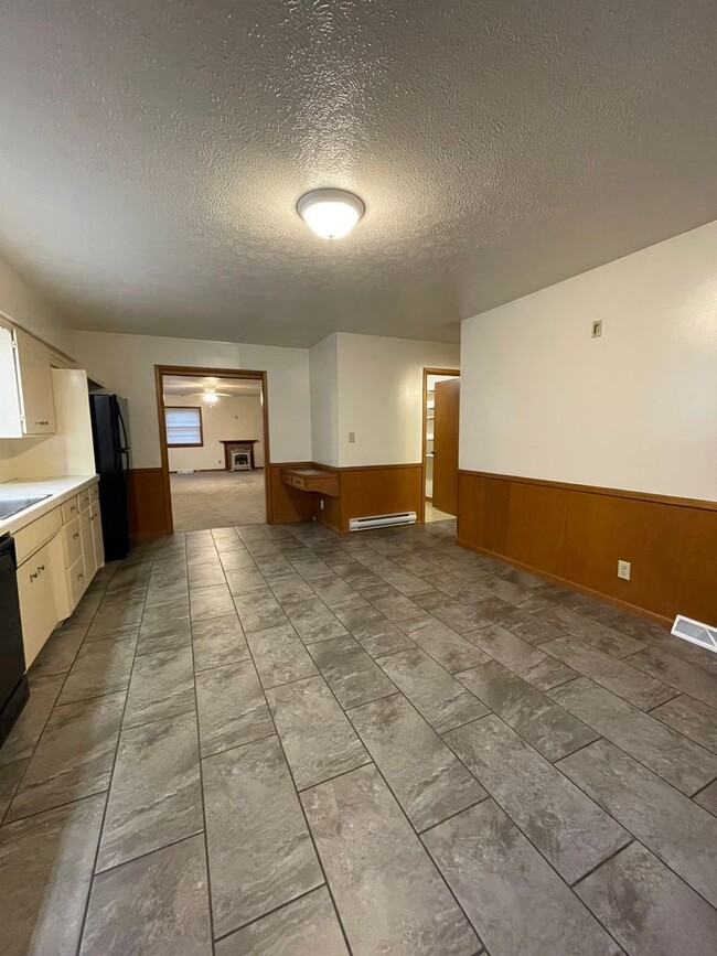 Building Photo - Charming home in a beautiful neighborhood