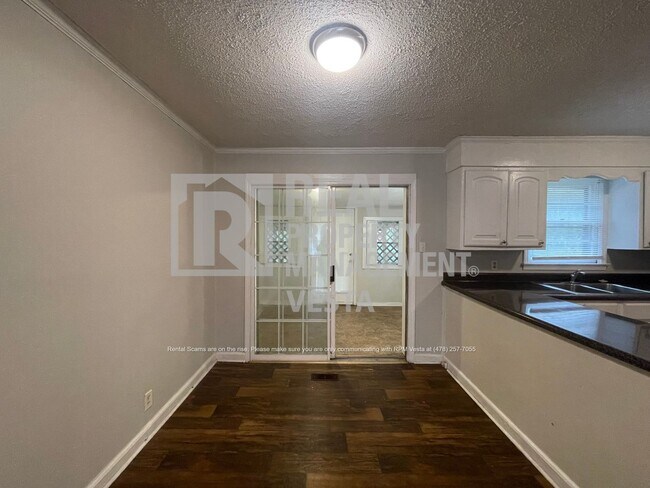Building Photo - Solidly Built Three Bedroom House in a Gre...