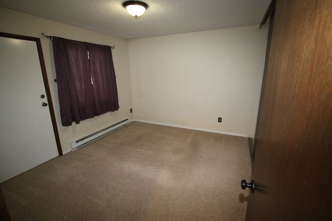 Building Photo - 2 Bedroom Condo!