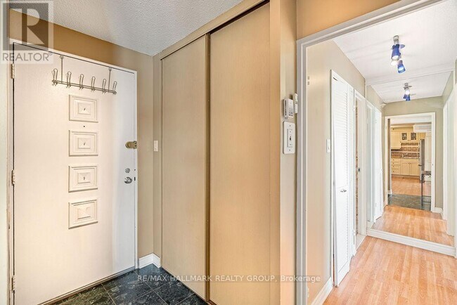 Photo du bâtiment - 915 Elmsmere Rd