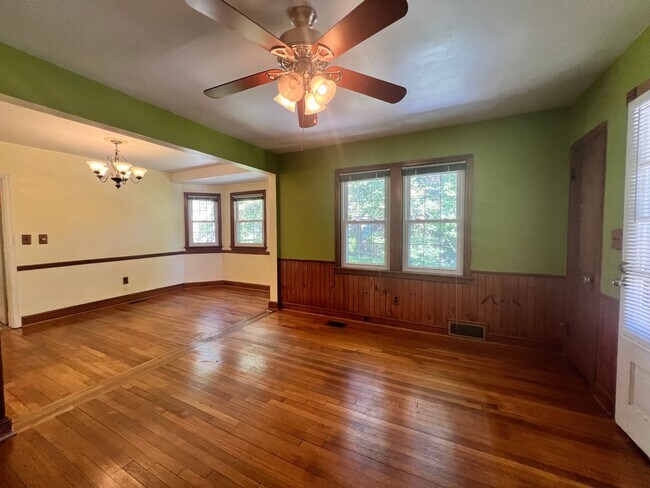 Building Photo - Charming 4 BR/2 BA Single-Family Home in B...