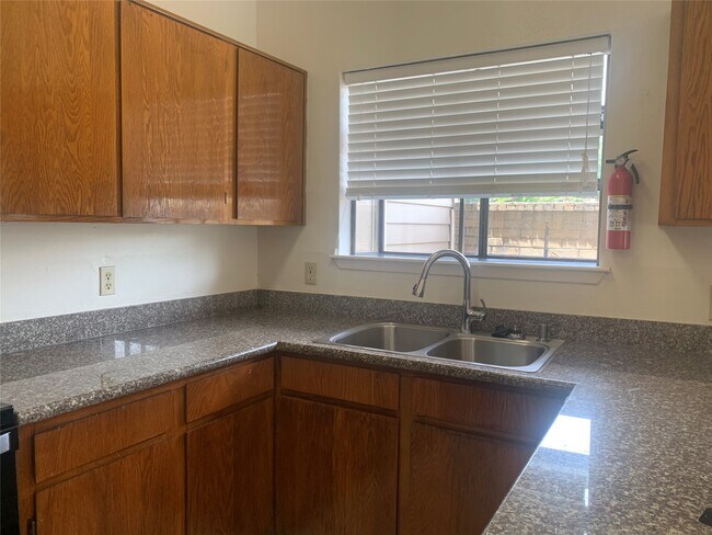 Foto del edificio - 2710 Grants Lake Blvd