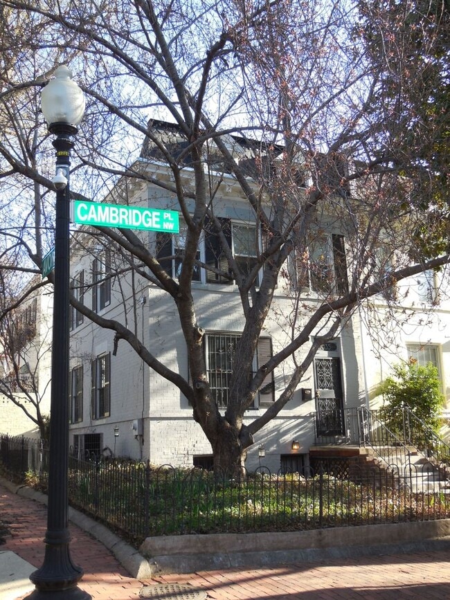 Building Photo - Charming Georgetown Townhouse on a quiet street