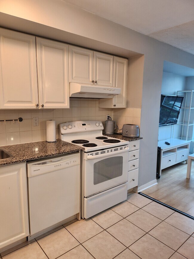 Building Photo - 230 Queens’ Quay West  - Fully Furnished 1...
