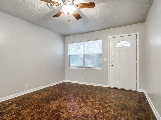 Foto del edificio - 2215 Beverly Hills St