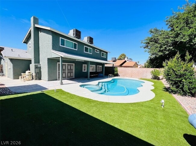 Foto del edificio - 5688 Maceta Ave