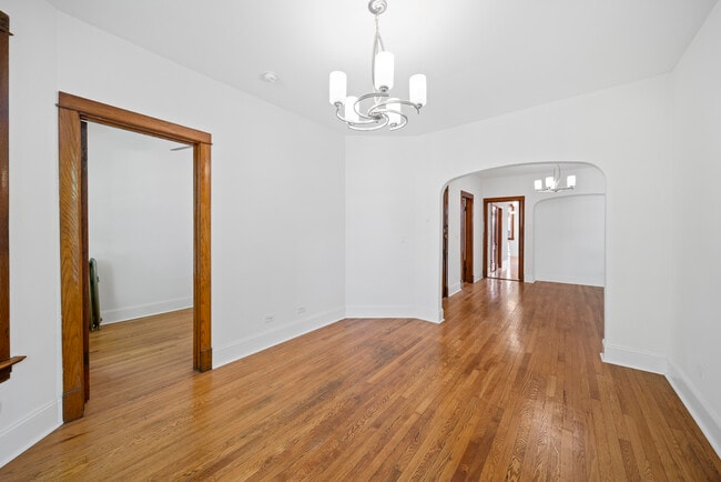 Building Photo - 2545 W Walton St