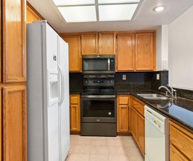 Foto del edificio - Stunning upstairs condo unit for rent in Blossom Valley