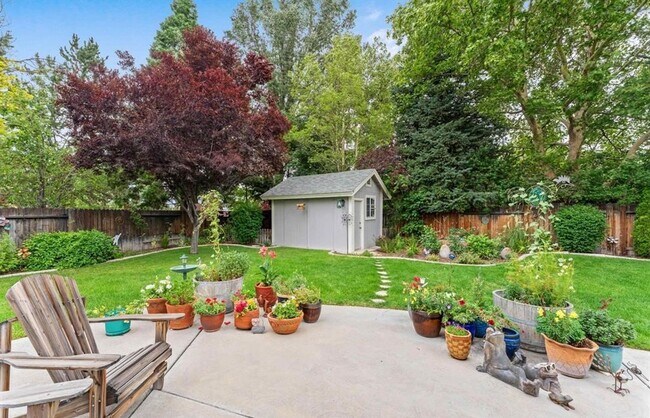 Foto del edificio - 5 Bedroom Sparks Stunner - Tons of Storage...