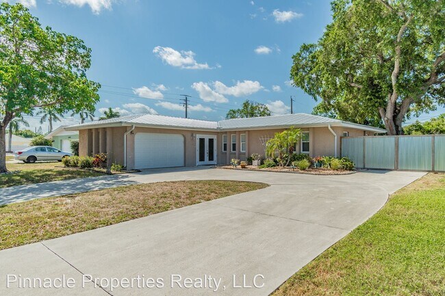 Foto del edificio - 3 br, 2 bath House - 5911 7th Ave. Dr. W.