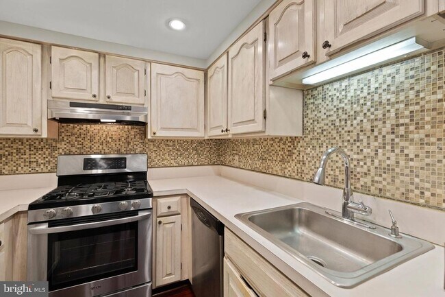 Building Photo - 4808 Moorland Ln #708, Bethesda, MD 20814
